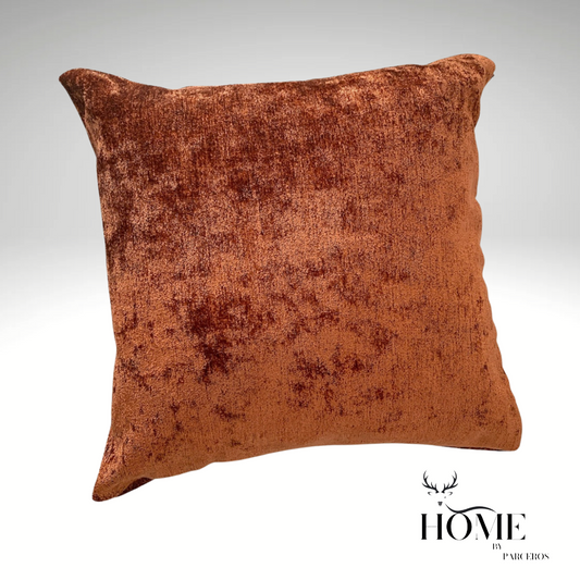 COJIN DECORATIVO AFELPADO COLOR MARRON  45X45 CON RELLENO EN FORRO.